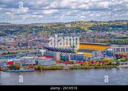 Blick auf das Carnegie Science Center und das Acrisure Stadium von der Aussichtsplattform der Duquesne Incline Upper Station in Pittsburgh, Pennsylvania. Stockfoto