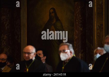 Santiago, Metropolitana, Chile. 18. September 2022. Priester besuchen das traditionelle Te Deum in der Kathedrale von Santiago, an dem Tag, an dem die Unabhängigkeit Chiles gefeiert wird. (Bild: © Matias Basualdo/ZUMA Press Wire) Bild: ZUMA Press, Inc./Alamy Live News Stockfoto