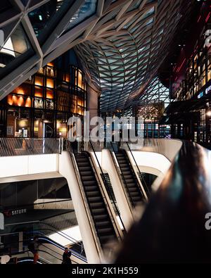 Eine vertikale Aufnahme der Innenräume des Einkaufszentrums MyZeil im Zentrum von Frankfurt Stockfoto