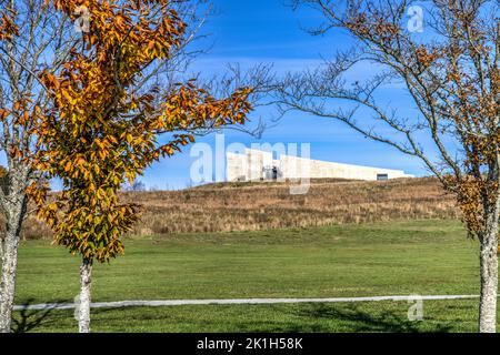 Das Besucherzentrum vom Memorial Plaza des Flight 93 Memorial des September 11. in Stoystown, Pennsylvania aus gesehen. Stockfoto