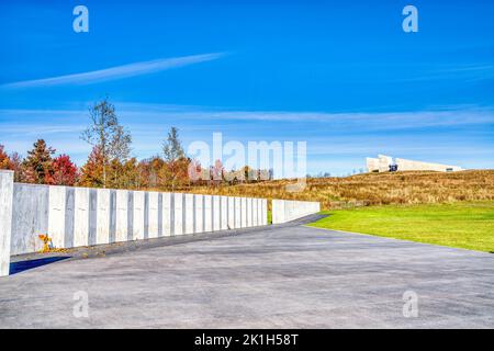 The Wall of Names mit Besucherzentrum hinter dem Memorial von Flug 93 am 11.. September in Stoystown, Pennsylvania. Stockfoto