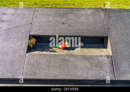 Auf dem Weg zur Namenswand vom Memorial Plaza aus wurden Erinnerungsstücke auf dem Flug 93 Memorial am 11.. September in Stoystown, Pennsylvania, platziert. Stockfoto