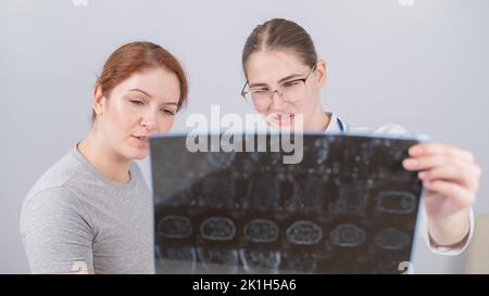 Ärztin erklärt der Patientin die mrt der inneren Organe. Stockfoto