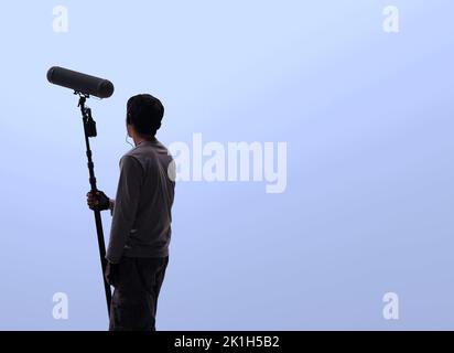 Mikrofonarm für Tonaufnahmen in der Filmindustrie. Tonausleger, der Ton mit einem Mikrofonfischer für Filmaufnahmen im Studio aufzeichnet. Mikrofonarms Stockfoto