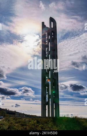 Der Tower of Voices hebt sich vom dramatischen Morgenhimmel beim Flight 93 Memorial am 11.. September in Stoystown, Pennsylvania, ab. Stockfoto