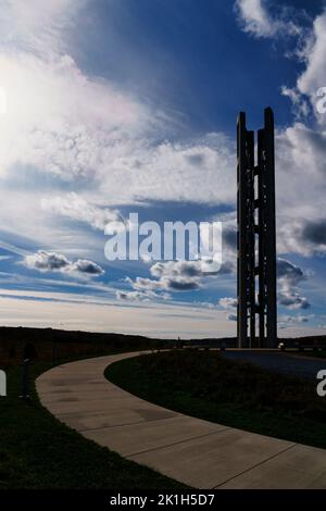 Der Tower of Voices hebt sich vom dramatischen Morgenhimmel beim Flight 93 Memorial am 11.. September in Stoystown, Pennsylvania, ab. Stockfoto