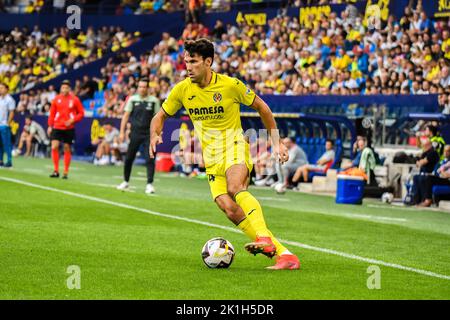 Valencia, Spanien. 18. September 2022. VALENCIA, SPANIEN - 18. SEPTEMBER: Alfonso Pedraza von Villarreal CF fährt den Ball während des Spiels zwischen Villarreal CF und Sevilla CF von La Liga Santander am 18. September 2022 in Ciutat de Valencia in Valencia, Spanien. (Foto von Samuel Carreño/ PxImages) Credit: Px Images/Alamy Live News Stockfoto