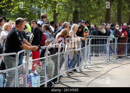 Die Leute zelten in der Mall für das Staatsräum Ihrer Majestät der Königin. Stockfoto