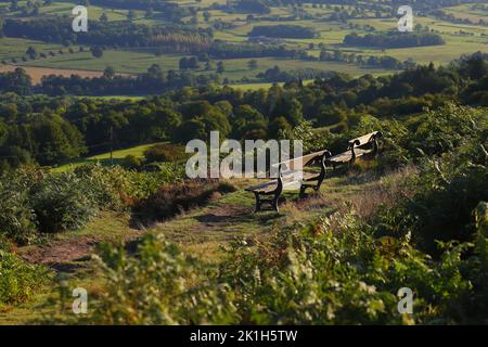 Bänke an einem Aussichtspunkt auf Ilkley Moor in West Yorkshire, Großbritannien Stockfoto