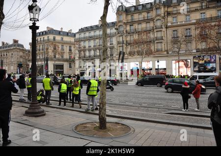 Die Gelbwesten protestieren auf der Avenue des Champs-Elysees in Paris, Frankreich. Stockfoto