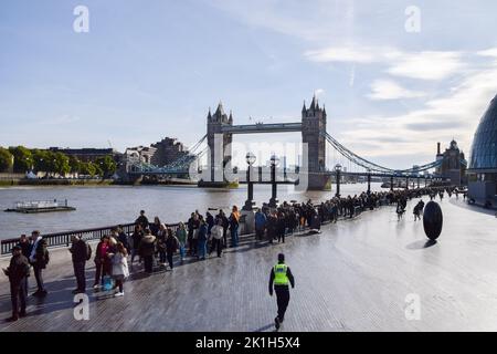 Am letzten Tag des im Staat liegenden Queen-Hotels in der Westminster Hall stehen weiterhin große Menschenmengen neben der Tower Bridge an. Das Staatsbegräbnis der Königin findet am 19.. September statt. Stockfoto