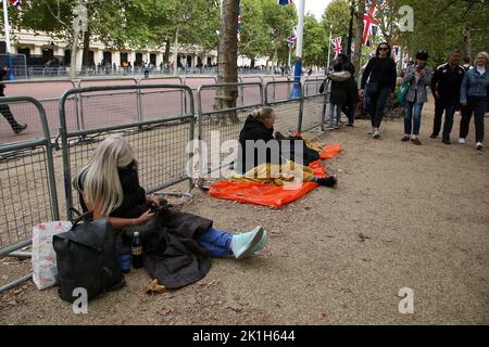 Die Leute zelten in der Mall für das Staatsräum Ihrer Majestät der Königin. (Foto von Steve Taylor / SOPA Images/Sipa USA) Stockfoto