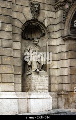 Statue von Ferenc Erkel, Komponist, Dirigent und Pianist aus dem 19.. Jahrhundert, von Alajos Strobl, in der Nische der Ungarischen Staatsoper, Budapest, Ungarn Stockfoto