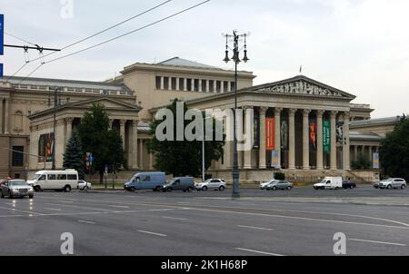 Museum der Schönen Künste, erbaut in einem eklektisch-neoklassizistischen Stil, zwischen 1900 und 1906, Haupteingang Portico, mit Blick auf den Heldenplatz, Budapest, Ungarn Stockfoto