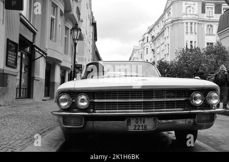 Eine Graustufe von Cadillac im Stadtzentrum von Prag, Tschechische Republik Stockfoto