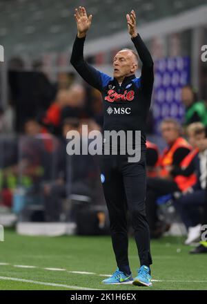 Mailand, Italien, 18.. September 2022. Marco Domenichini Assistant Coach des SSC Napoli steht für die suspendierte Luciano Spalletti , reagiert während der Serie A Spiel bei Giuseppe Meazza, Mailand. Bildnachweis sollte lauten: Jonathan Moscrop / Sportimage Kredit: Sportimage/Alamy Live News Stockfoto