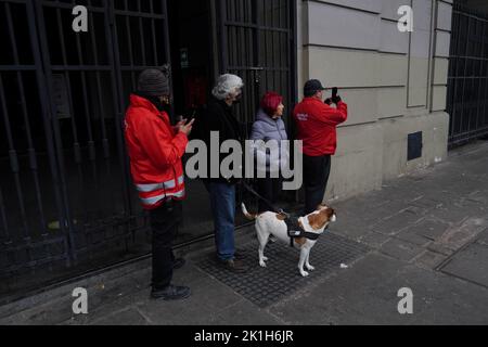 Santiago, Metropolitana, Chile. 18. September 2022. Fußgänger beobachten das traditionelle Te Deum in der Kathedrale von Santiago an dem Tag, an dem die Unabhängigkeit Chiles gefeiert wird. (Bild: © Matias Basualdo/ZUMA Press Wire) Bild: ZUMA Press, Inc./Alamy Live News Stockfoto