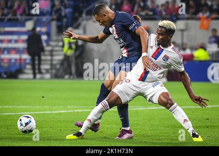 Decines-Charpieu, Frankreich, Frankreich. 18. September 2022. Kylian MMAPPE von PSG und Thiago MENDES von Lyon während des Ligue 1-Spiels zwischen Paris Saint-Germain (PSG) und Olympique Lyonnais (OL) am 18. September 2022 im Groupama Stadium in Decines-Charpieu bei Lyon, Frankreich. (Bild: © Matthieu Mirville/ZUMA Press Wire) Stockfoto