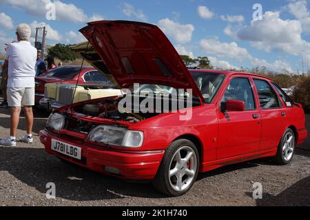 Exeter, UK-August 2022: 1991 Red Ford Sierra Cosworth auf einer Oldtimer-Show auf der Greendale Farm in der Nähe von Exeter Stockfoto