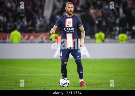 Decines-Charpieu, Frankreich, Frankreich. 18. September 2022. Sergio RAMOS von PSG während des Ligue 1-Spiels zwischen Paris Saint-Germain (PSG) und Olympique Lyonnais (OL) im Groupama-Stadion am 18. September 2022 in Decines-Charpieu bei Lyon, Frankreich. (Bild: © Matthieu Mirville/ZUMA Press Wire) Stockfoto