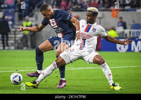 Kylian MMAPPE von PSG und Thiago MENDES von Lyon während des Fußballspiels der französischen Ligue 1 zwischen Olympique Lyonnais und Paris Saint-Germain am 18. September 2022 im Groupama Stadium in Decines-Charpieu bei Lyon, Frankreich - Foto: Matthieu Mirville/DPPI/LiveMedia Stockfoto