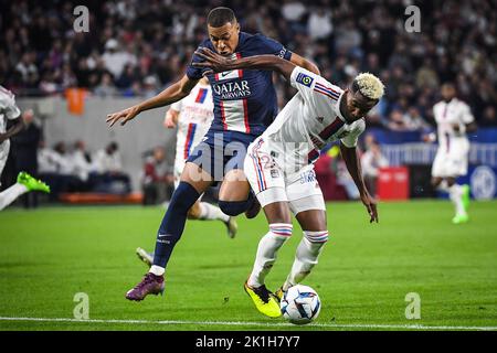 Decines-Charpieu, Frankreich, Frankreich. 18. September 2022. Kylian MMAPPE von PSG und Thiago MENDES von Lyon während des Ligue 1-Spiels zwischen Paris Saint-Germain (PSG) und Olympique Lyonnais (OL) am 18. September 2022 im Groupama Stadium in Decines-Charpieu bei Lyon, Frankreich. (Bild: © Matthieu Mirville/ZUMA Press Wire) Stockfoto