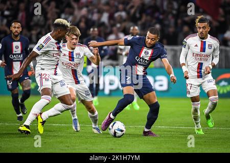 Thiago MENDES von Lyon, Johann LEPENANT von Lyon, Kylian MMAPPE von PSG und Malo GUSTO von Lyon während des Fußballspiels der französischen Ligue 1 zwischen Olympique Lyonnais und Paris Saint-Germain am 18. September 2022 im Groupama Stadium in Decines-Charpieu bei Lyon, Frankreich - Foto Matthieu Mirville / DPPI Stockfoto