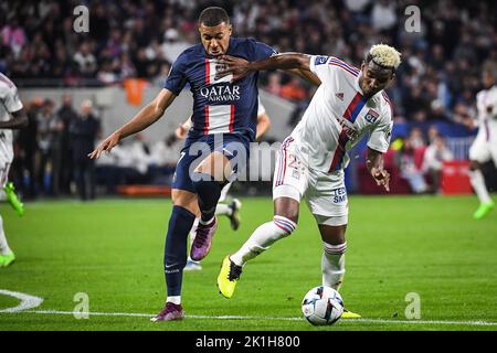 Kylian MMAPPE von PSG und Thiago MENDES von Lyon während des französischen Fußballspiels Ligue 1 zwischen Olympique Lyonnais und Paris Saint-Germain am 18. September 2022 im Groupama Stadium in Decines-Charpieu bei Lyon, Frankreich - Foto Matthieu Mirville / DPPI Stockfoto