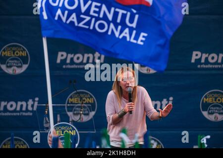 Caserta, Kampanien, ITALIEN. 18. September 2022. 09/18/2022 Caserta, heute Nachmittag auf der Piazza Dante, führte die Vorsitzende der rechtsgerichteten Partei der italienischen Brüder, Hon. Giorgia Meloni, ehemalige Ministerin der Berlusconi-Regierung, eine Wahlkundgebung für die nächsten Wahlen am 25. September durch.auf dem Foto: Hon. Quelle: ZUMA Press, Inc./Alamy Live News Stockfoto