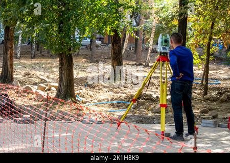 Vermesser auf den Bau des Hofes. Bau in der Stadt Stockfoto