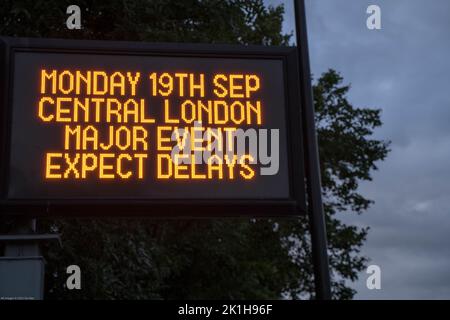 London, 18.. September 2022. In ganz London wurde ein Verkehrswarnschild zur Vorbereitung der morgigen Trauerprozession der Königin vom Zentrum Londons zur St. George's Chapel in Windsor Castle angebracht. Die Königin Elisabeth II. Starb friedlich, im Alter von 96 Jahren nach 70 Jahren auf dem Thron, in Balmoral am 8.. September 2022. Quelle: Xiu Bao/Alamy Live News Stockfoto