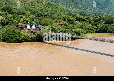 Santa Fe de Antioquia - Kolumbien. 29. Juli 2022. Alte westliche Hängebrücke über den Cauca River Stockfoto