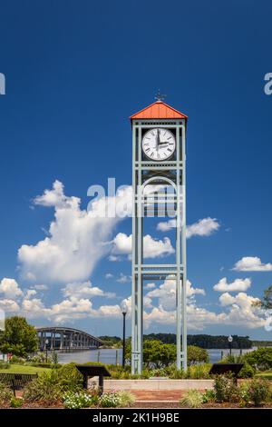 Vertikales Foto des Uhrturms am Riverfront Park in Palatka Florida an einem schönen Sommertag. Stockfoto