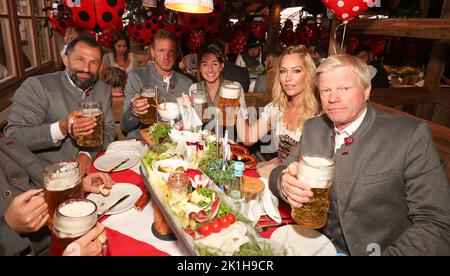 München, Deutschland 18.09.2022, Fußball. Das Team FC Bayern München besucht das Oktoberfest - von links: manager Hasan Salihamidzic, Trainer Julian Nagelsmann mit Freundin Lena Wurzenberger, Oliver Kahn (rechts) mit Frau Svenja (2. von rechts). Nach einem schlechten Start in die Saison war alles in schlechter Stimmung Stockfoto