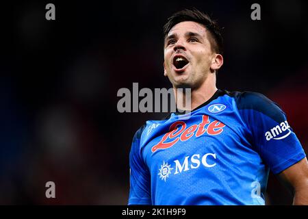 Mailand, Italien. 18. September 2022. Giovanni Simeone von SSC Napoli feiert den Sieg am Ende der Serie A Fußballspiel zwischen AC Mailand und SSC Napoli. Kredit: Nicolò Campo/Alamy Live Nachrichten Stockfoto