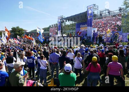 Pontida, Italien. 18. September 2022. Eine Aufnahme von Legas Kongress in Pontida, Italien, September 18 2022. Seit 1990 treffen sich die ehemaligen Lega Nord und derzeit die Lega per Salvini Premier jedes Jahr in Pontida, Lombardia. Das Treffen markiert den Eid der italienischen Städte Mailand, Lodi, Ferrara, Piacenza und Parma gegen Kaiser Friedrich I. Barbarossa im Jahr 1167. (Foto: Elisa Gestri/Sipa USA) Quelle: SIPA USA/Alamy Live News Stockfoto