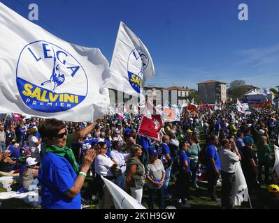 Pontida, Italien. 18. September 2022. Eine Aufnahme von Legas Kongress in Pontida, Italien, September 18 2022. Seit 1990 treffen sich die ehemaligen Lega Nord und derzeit die Lega per Salvini Premier jedes Jahr in Pontida, Lombardia. Das Treffen markiert den Eid der italienischen Städte Mailand, Lodi, Ferrara, Piacenza und Parma gegen Kaiser Friedrich I. Barbarossa im Jahr 1167. (Foto: Elisa Gestri/Sipa USA) Quelle: SIPA USA/Alamy Live News Stockfoto