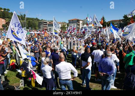 Pontida, Italien. 18. September 2022. Eine Aufnahme von Legas Kongress in Pontida, Italien, September 18 2022. Seit 1990 treffen sich die ehemaligen Lega Nord und derzeit die Lega per Salvini Premier jedes Jahr in Pontida, Lombardia. Das Treffen markiert den Eid der italienischen Städte Mailand, Lodi, Ferrara, Piacenza und Parma gegen Kaiser Friedrich I. Barbarossa im Jahr 1167. (Foto: Elisa Gestri/Sipa USA) Quelle: SIPA USA/Alamy Live News Stockfoto