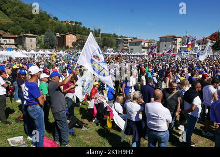 Pontida, Italien. 18. September 2022. Eine Aufnahme von Legas Kongress in Pontida, Italien, September 18 2022. Seit 1990 treffen sich die ehemaligen Lega Nord und derzeit die Lega per Salvini Premier jedes Jahr in Pontida, Lombardia. Das Treffen markiert den Eid der italienischen Städte Mailand, Lodi, Ferrara, Piacenza und Parma gegen Kaiser Friedrich I. Barbarossa im Jahr 1167. (Foto: Elisa Gestri/Sipa USA) Quelle: SIPA USA/Alamy Live News Stockfoto