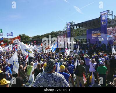 Pontida, Italien. 18. September 2022. Eine Aufnahme von Legas Kongress in Pontida, Italien, September 18 2022. Seit 1990 treffen sich die ehemaligen Lega Nord und derzeit die Lega per Salvini Premier jedes Jahr in Pontida, Lombardia. Das Treffen markiert den Eid der italienischen Städte Mailand, Lodi, Ferrara, Piacenza und Parma gegen Kaiser Friedrich I. Barbarossa im Jahr 1167. (Foto: Elisa Gestri/Sipa USA) Quelle: SIPA USA/Alamy Live News Stockfoto