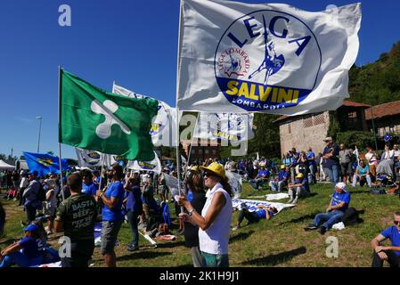 Pontida, Italien. 18. September 2022. Eine Aufnahme von Legas Kongress in Pontida, Italien, September 18 2022. Seit 1990 treffen sich die ehemaligen Lega Nord und derzeit die Lega per Salvini Premier jedes Jahr in Pontida, Lombardia. Das Treffen markiert den Eid der italienischen Städte Mailand, Lodi, Ferrara, Piacenza und Parma gegen Kaiser Friedrich I. Barbarossa im Jahr 1167. (Foto: Elisa Gestri/Sipa USA) Quelle: SIPA USA/Alamy Live News Stockfoto