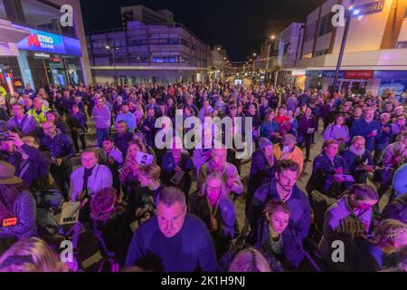 Southend on Sea, Großbritannien. September 18., 2022. Bewohner kommen auf dem Victoria Plaza zu einem nationalen Moment der Reflexion zusammen, um Königin Elizabeth II zu ehren, die am 8.. September 2022 starb. Der Gottesdienst wird vom Oberbürgermeister, Pater Clive Hillman, geleitet. Der Bürgermeister von Southend, Cllr Kevin Robinson, ist ebenfalls anwesend. Penelope Barritt/Alamy Live News Stockfoto