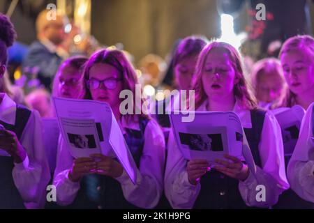 Southend on Sea, Großbritannien. September 18., 2022. Bewohner kommen auf dem Victoria Plaza zu einem nationalen Moment der Reflexion zusammen, um Königin Elizabeth II zu ehren, die am 8.. September 2022 starb. Der Gottesdienst wird vom Oberbürgermeister, Pater Clive Hillman, geleitet. Der Bürgermeister von Southend, Cllr Kevin Robinson, ist ebenfalls anwesend. Penelope Barritt/Alamy Live News Stockfoto