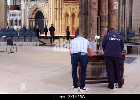 Nach dem Tod von Königin Elizabeth II. Während der Zeit der nationalen Trauer unterzeichnen Mitglieder der Öffentlichkeit in der Lincoln Cathedral ein Kondolenzbuch. Stockfoto