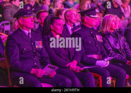 Southend on Sea, Großbritannien. September 18., 2022. Bewohner kommen auf dem Victoria Plaza zu einem nationalen Moment der Reflexion zusammen, um Königin Elizabeth II zu ehren, die am 8.. September 2022 starb. Der Gottesdienst wird vom Oberbürgermeister, Pater Clive Hillman, geleitet. Der Bürgermeister von Southend, Cllr Kevin Robinson, ist ebenfalls anwesend. Penelope Barritt/Alamy Live News Stockfoto