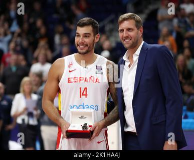 Spanien ist Europameister 2022 Willy Hernan Gomez 14 of Spain mit Dirk Nowitzki Nowitzki Spanien vs France FIBA EuroBasket 2022 Goldmedaille Finale 18.09.2022 Mercedes Benz Arena Berlin © diebilderwelt / Alamy Stock Stockfoto