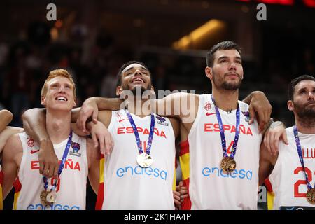 Spanien ist Europameister 2022 Alberto Diaz 9 aus Spanien, Sebastian Saiz 11 aus Spanien, Willy Hernan Gomez 14 aus Spanien , Rodolfo Fernandez 5 aus Spanien Spanien gegen Frankreich FIBA EuroBasket 2022 Goldmedaillen-Spiel Endspiel 18.09.2022 Mercedes Benz Arena Berlin © diebilderwelt / Alamy Stock Stockfoto