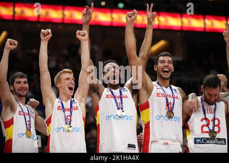 Spanien ist Europameister 2022 Dario Brizuela 8 von Spanien, Alberto Diaz 9 von Spanien, Sebastian Saiz 11 von Spanien, Willy Hernan Gomez 14 von Spanien , Rodolfo Fernandez 5 von Spanien Spanien gegen Frankreich FIBA EuroBasket 2022 Goldmedaille Spiel Endspiel 18.09.2022 Mercedes Benz Arena Berlin © diebilderwelt / Alamy Stock Stockfoto