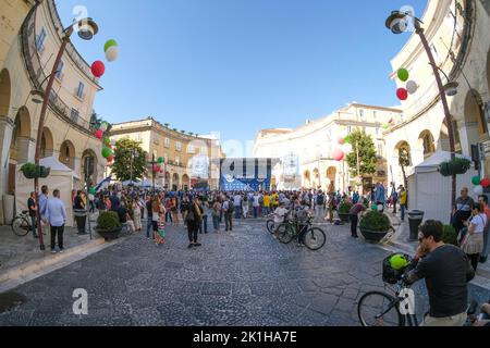 Caserta, Kampanien, ITALIEN. 18. September 2022. 09/18/2022 Caserta, heute Nachmittag auf der Piazza Dante, führte die Vorsitzende der rechtsgerichteten Partei der italienischen Brüder, Hon. Giorgia Meloni, ehemalige Ministerin der Berlusconi-Regierung, eine Wahlkundgebung für die nächsten Wahlen am 25. September durch.auf dem Foto: Hon. Quelle: ZUMA Press, Inc./Alamy Live News Stockfoto