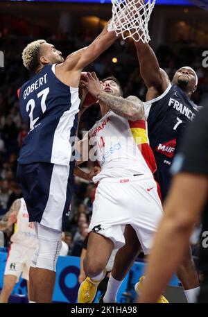 Willy Hernan Gomez 14 aus Spanien, Rudy Gobert 27 aus Frankreich, Guerschon Yabusele 7 aus Frankreich Spanien gegen Frankreich FIBA EuroBasket 2022 Goldmedaille Match Finalspiel 18.09.2022 Mercedes Benz Arena Berlin © diebilderwelt / Alamy Stock Stockfoto